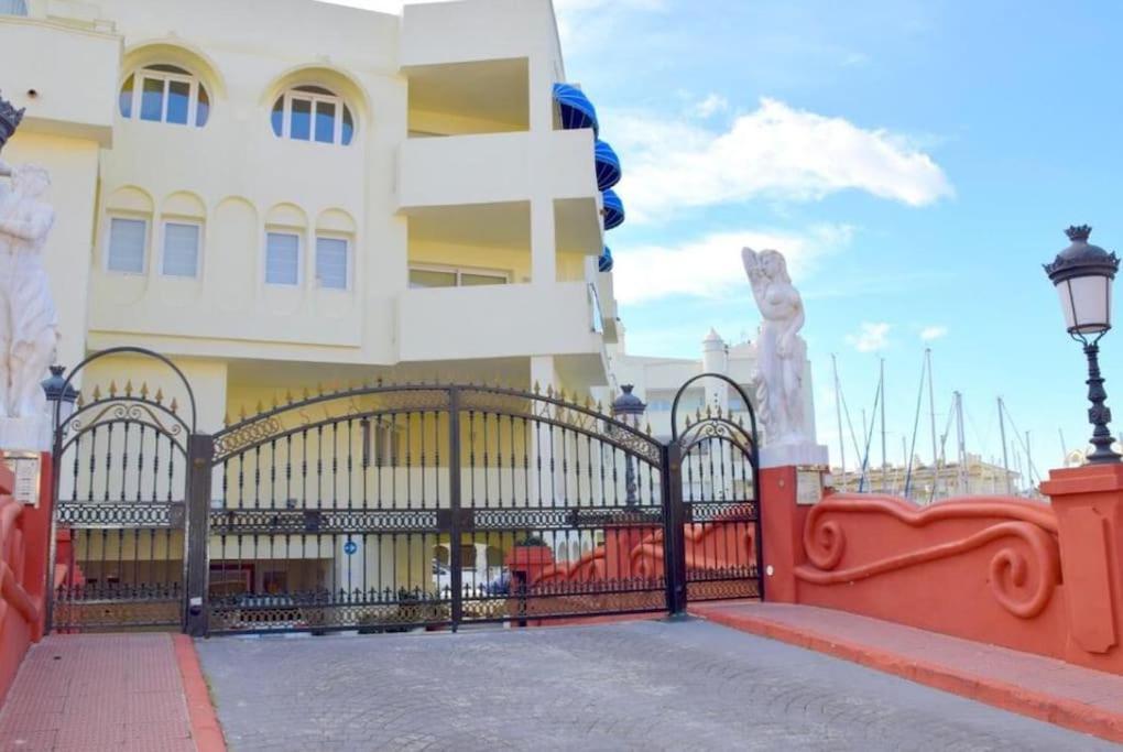 Penthouse In Puerto Marina Apartment